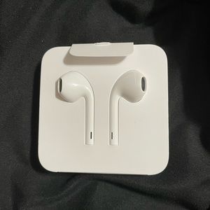 iPhone earphones w/ Lightning connector